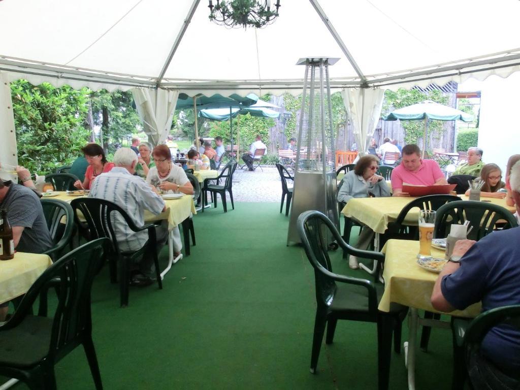 Landgasthof - Hotel Zum Stern Linden  Buitenkant foto