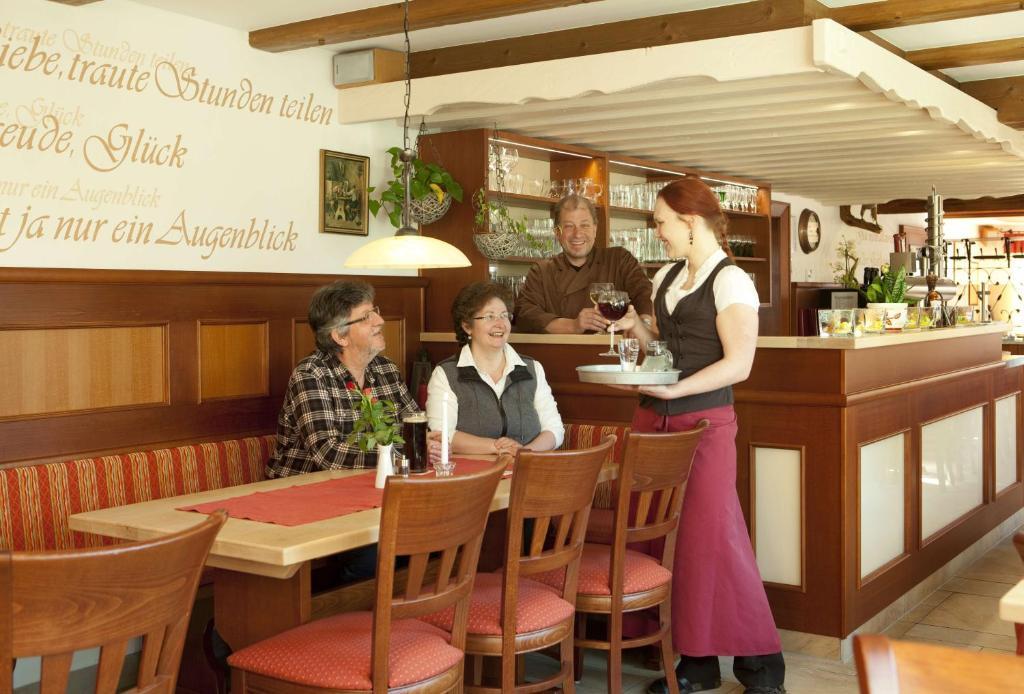 Landgasthof - Hotel Zum Stern Linden  Buitenkant foto